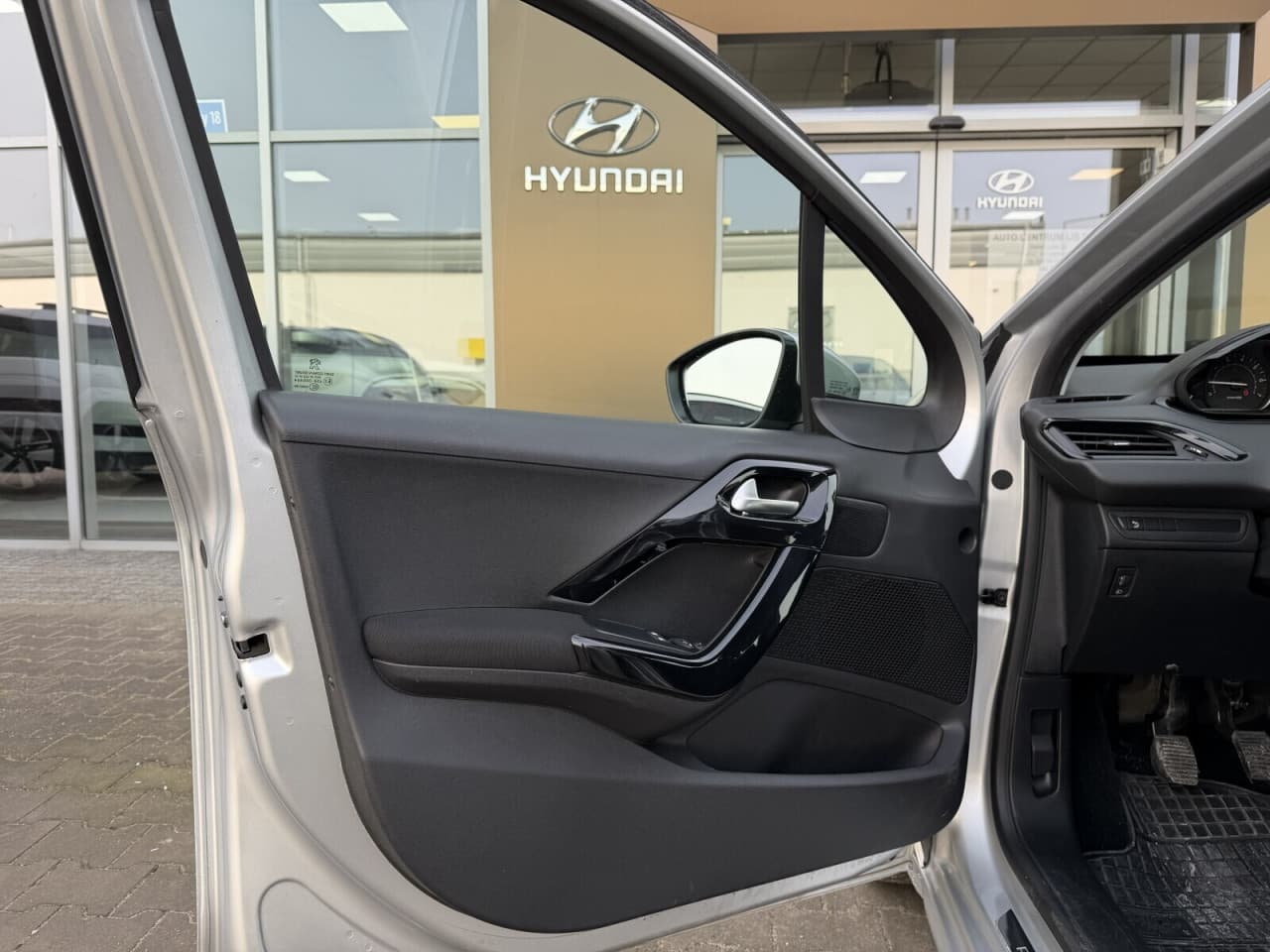 Peugeot 208 - zdjęcie 8