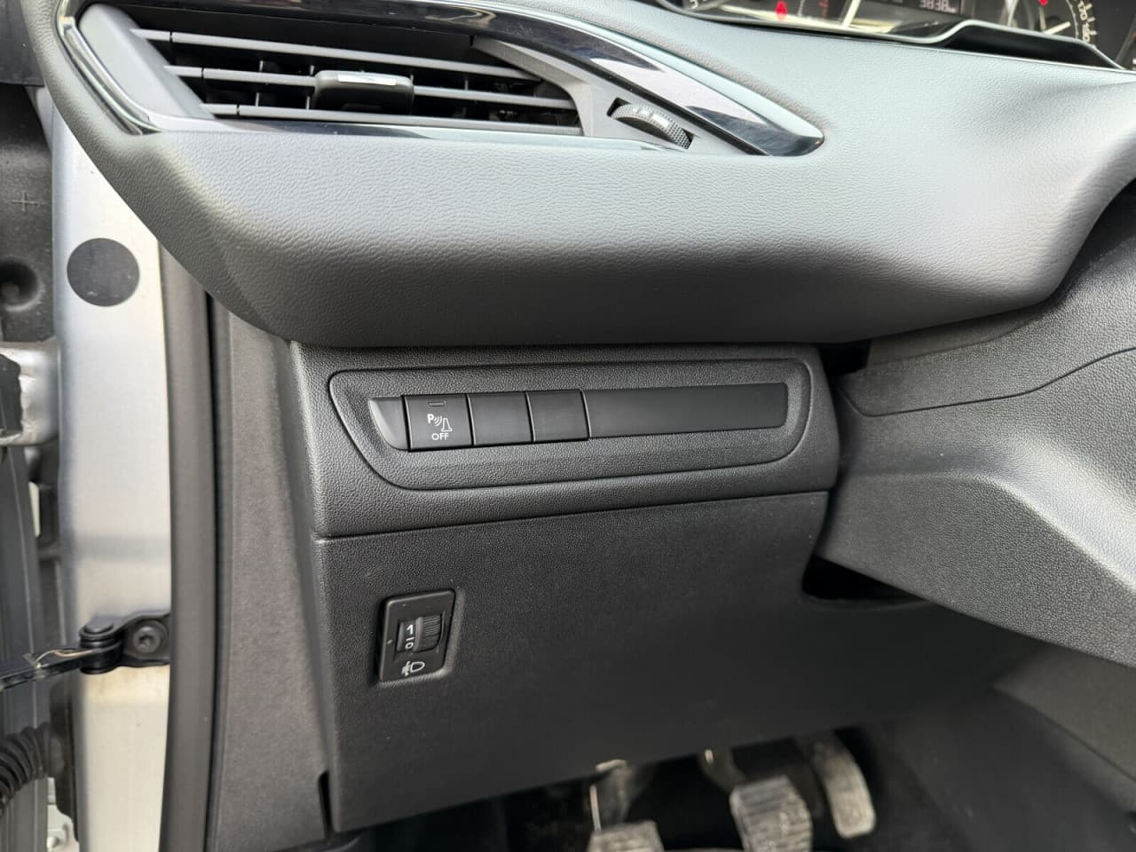 Peugeot 208 - zdjęcie 11