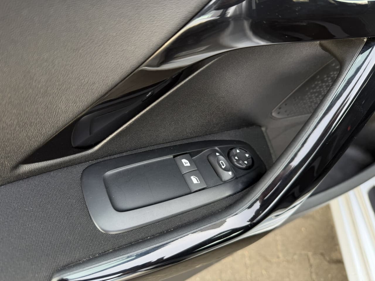 Peugeot 208 - zdjęcie 9
